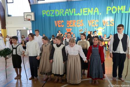 Otroci Osnovne šole Marije Vere so pozdravili pomlad in se spomnili knjižnih junakov (70)